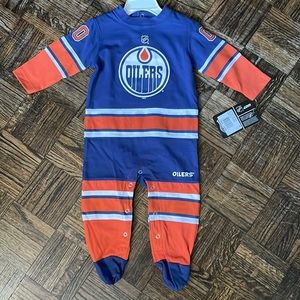 COPY - NWT Baby NHL hockey team Oilers button up sleeper/onesie 3-6 months